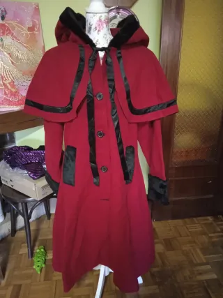 Abrigo Elena rojo con mini capa