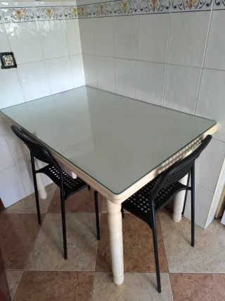 Mesa de madera y cristal blanca