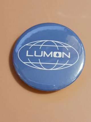 Crachá c/Alfinete "Lumon", da série "Severence"