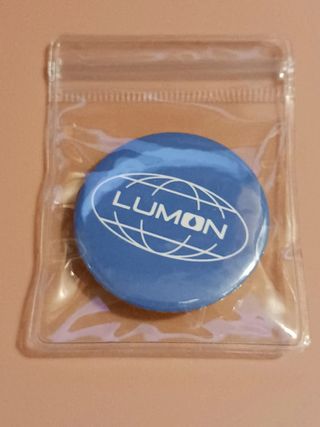 Crachá c/Alfinete "Lumon", da série "Severence"