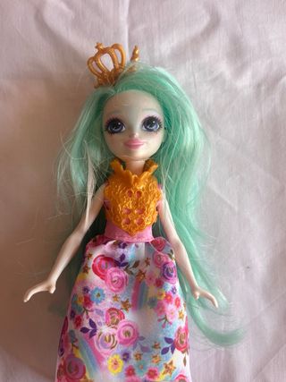 Muñeca Monster High con corona y vestido