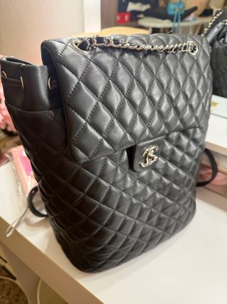 Borsa Chanel in pelle imbottita nera. 