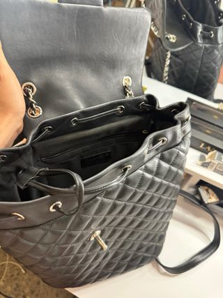 Borsa Chanel in pelle imbottita nera. 