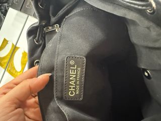 Borsa Chanel in pelle imbottita nera. 