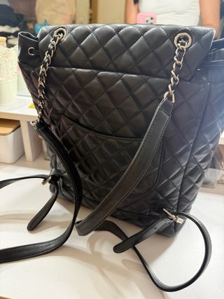 Borsa Chanel in pelle imbottita nera. 
