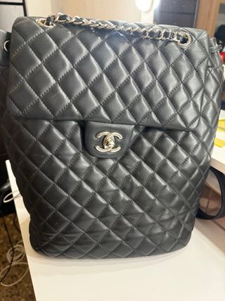 Borsa Chanel in pelle imbottita nera. 
