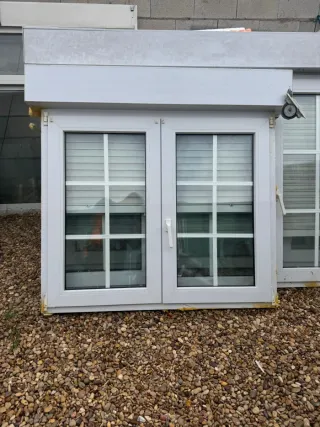 VENTANA DE PVC BLANCA CON BARROTILLO OSCILOBATIENT