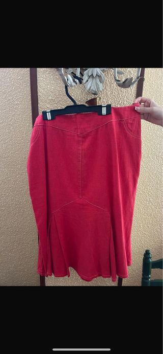 Falda vaquera roja con cremallera trasera