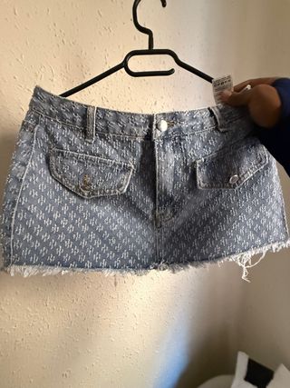 Falda vaquera corta con estampado