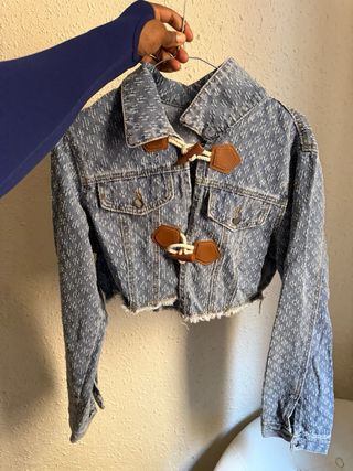 Falda vaquera corta con estampado
