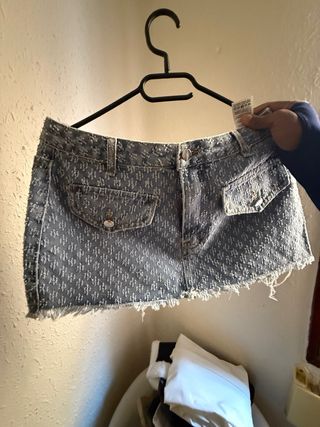 Falda vaquera corta con estampado