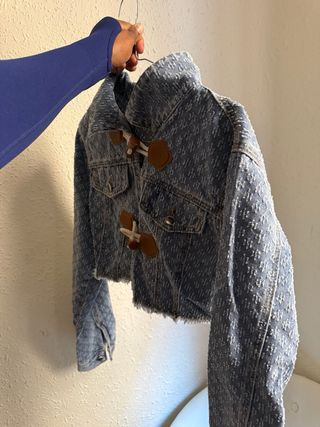 Falda vaquera corta con estampado