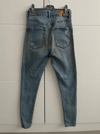 Pantalón vaquero Bershka con rotos 