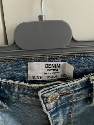 Pantalón vaquero Bershka con rotos 