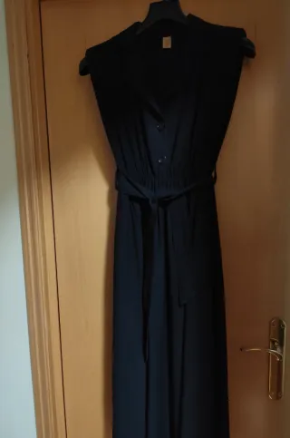 Vestido negro con cinturón