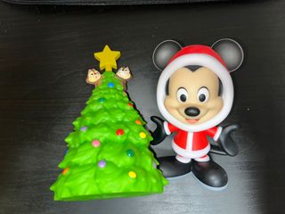Figuras Mickey y árbol Navidad Disney.