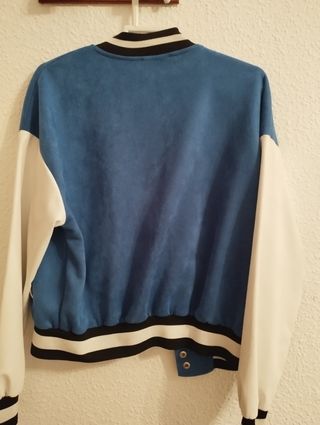 Chamarra universitaria azul y blanca