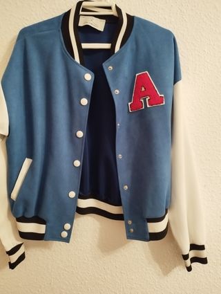 Chamarra universitaria azul y blanca