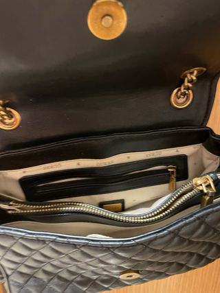 Bolso negro Guess acolchado