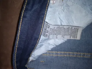 Pantalón vaquero azul hombre.