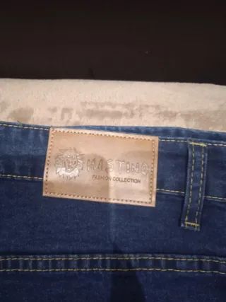 Pantalón vaquero azul hombre.