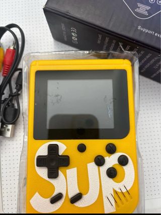 Console retrò gialla con cavi