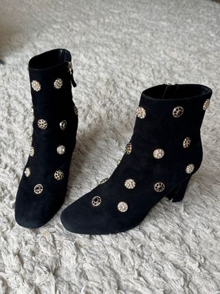 Botines Uterqüe Negros con Detalles Dorados
