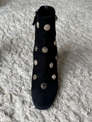 Botines Uterqüe Negros con Detalles Dorados