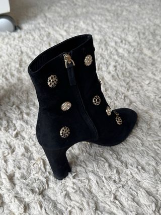Botines Uterqüe Negros con Detalles Dorados