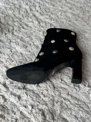 Botines Uterqüe Negros con Detalles Dorados