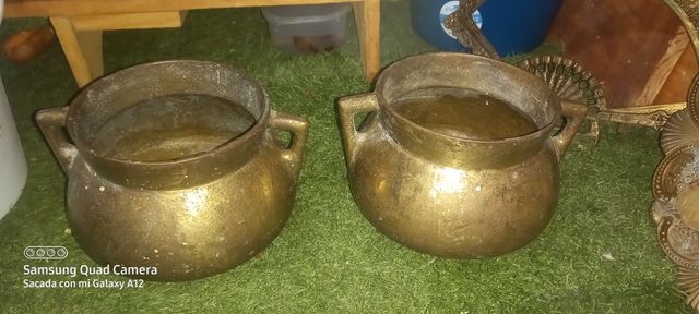 Ollas y objetos de bronce decorativos