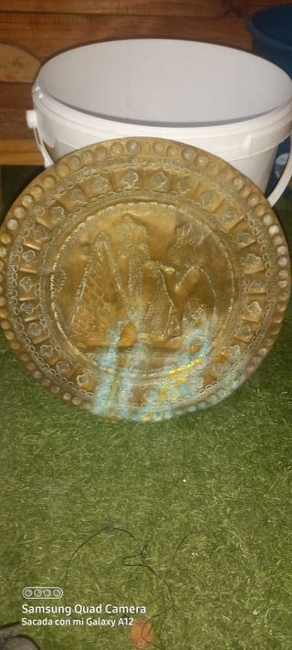 Ollas y objetos de bronce decorativos