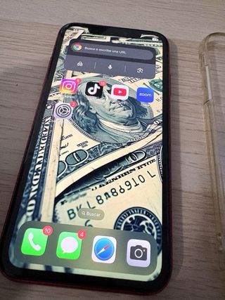 iPhone 11 Rojo con detalles de uso