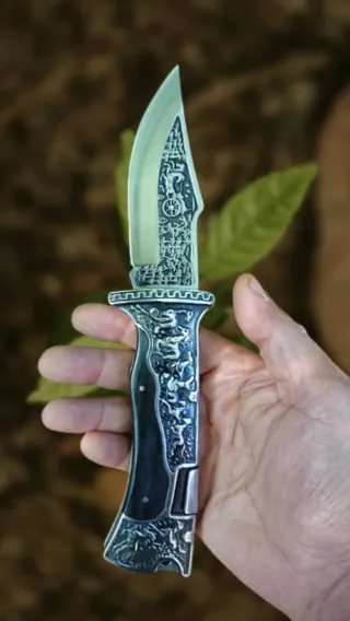 Navaja de colección con diseño grabado.