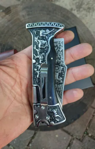 Navaja de colección con diseño grabado.