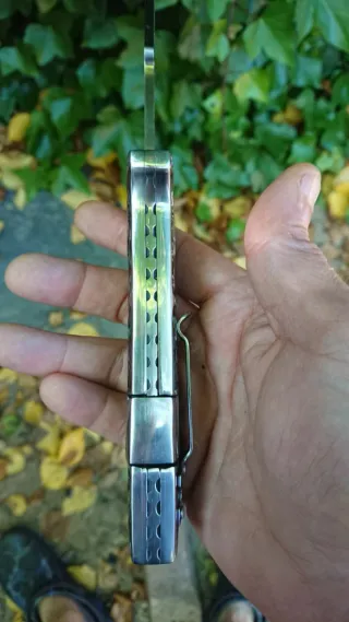 Navaja de colección con diseño grabado.