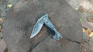 Navaja de colección con diseño grabado.