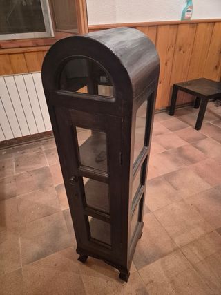 Vitrina de madera oscura con cristal