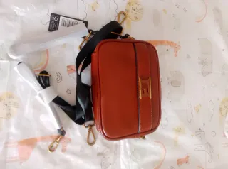 Bolso Guess Marrón de mano hombre.