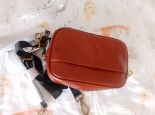 Bolso Guess Marrón de mano hombre.