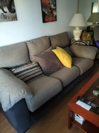 Sofá de tela beige y gris, y mesa lámpara a juego,