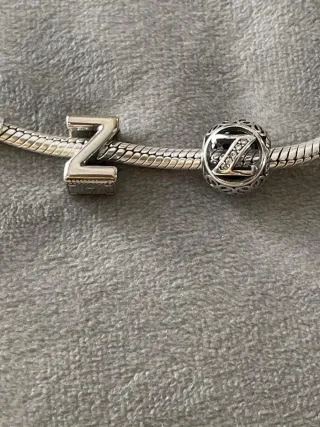 Charm letra Z precio UND 