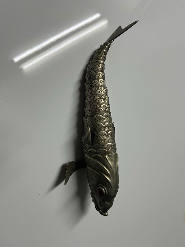 Antiguo pez de alpaca con ojos rojos