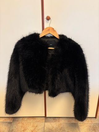 Abrigo pelo negro Mango 