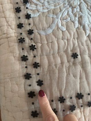 tul negro con flores negras