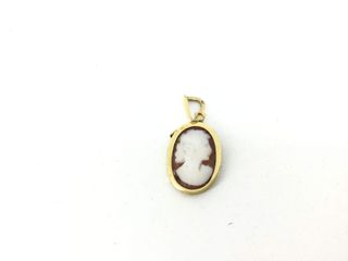 colgante oro 18k con piedra con concha