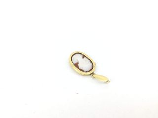 colgante oro 18k con piedra con concha