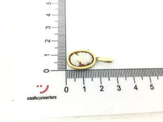 colgante oro 18k con piedra con concha