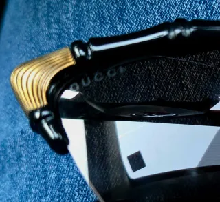 Gafas de sol Gucci negras y doradas