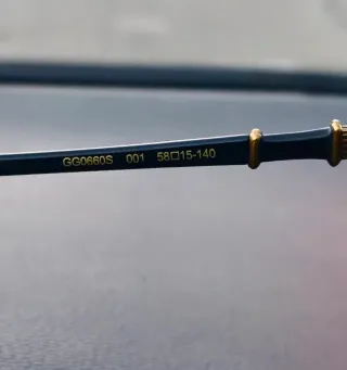 Gafas de sol Gucci negras y doradas